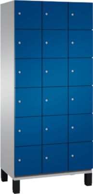Armoire à casiers Cambio C+P, 3 compartiments, 18 casiers, sur pieds, L 900 x P 525 x H 1980 mm, aluminium blanc/bleu gentiane