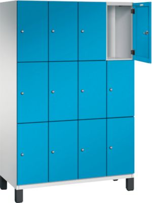 Armoire à casiers Cambio C+P, 4 compartiments, 12 casiers, sur pieds, L 1200 x P 525 x H 1980 mm, gris clair/bleu clair