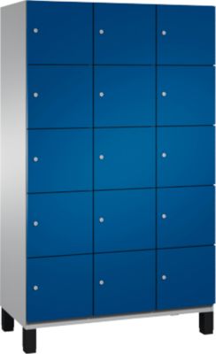 Armoire à casiers Cambio de C+P, 3 compartiments, 15 casiers, sur pieds, L 1200 x P 525 x H 1980 mm, aluminium blanc/bleu enzyme