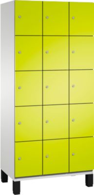 Armoire à casiers Cambio de C+P, 3 compartiments, 15 casiers, sur pieds, L 900 x P 525 x H 1980 mm, gris clair/vert clown