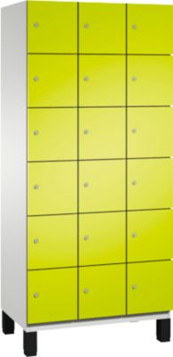 Armoire à casiers Cambio de C+P, 3 compartiments, 18 casiers, sur pieds, L 900 x P 525 x H 1980 mm, gris clair/vert clown