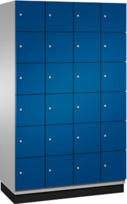 Armoire à casiers Cambio de C+P, 4 compartiments, 24 casiers, avec socle, L 1200 x P 525 x H 1980 mm, aluminium blanc/bleu enzyme
