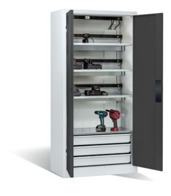 C+P Akkuladeschrank Acurado, abschließbar, mit Lüftung + Inneneinrichtung, B 930 x T 500 x H 1950 mm, Stahl, anthrazitgrau RAL 7016/lichtgrau RAL 7035