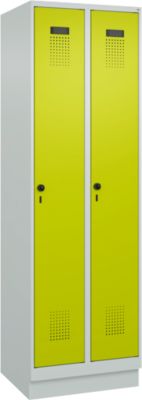 C+P Evolo Plus garderobekast, 2 vakken, 300 mm vakbreedte, met plint, rechts scharnierend, veiligheidsdraaigrendel, soft-close, inbraakwerend, B 600 x D 500 x H 1950 mm, lichtgrijs RAL 7035/kleedgroen RAL 1108060