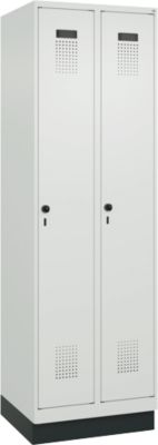 C+P Evolo Plus garderobekast, 2 vakken, 300 mm vakbreedte, met plint, rechts scharnierend, veiligheidsdraaigrendel, soft-close, inbraakwerend, B 600 x D 500 x H 1950 mm, lichtgrijs RAL 7035/lichtgrijs RAL 7035