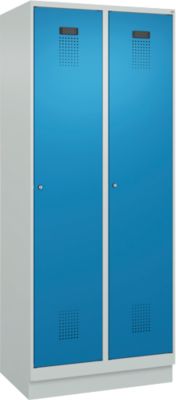 C+P Evolo Plus garderobekast, 2 vakken, 400 mm vakbreedte, met plint, rechts scharnierend, B 800 x D 500 x H 1950 mm, cilinder, lichtgrijs/lichtblauw