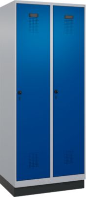 C+P Evolo Plus garderobekast, 2 vakken, 400 mm vakbreedte, met plint, rechts scharnierend, B 800 x D 500 x H 1950 mm, draaischroef, blank aluminium/ gentiaanblauw