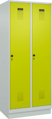 C+P Evolo Plus garderobekast, 2 vakken, 400 mm vakbreedte, met plint, rechts scharnierend, B 800 x D 500 x H 1950 mm, draaischroef, lichtgrijs/kleedgroen