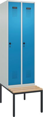 C+P Evolo Plus garderobekast, 2 vakken van elk 300 mm breed, bankje eronder, B 600 x D 815 x H 2120 mm, draaigrendel, lichtgrijs/lichtblauw