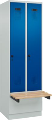 C+P Evolo Plus garderobekast, 2 vakken van elk 300 mm breed, sokkel, zwevende bank, B 600 x D 815 x H 1950 mm, draaigrendel, lichtgrijs/gentiaanblauw