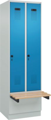 C+P Evolo Plus garderobekast, 2 vakken van elk 300 mm breed, sokkel, zwevende bank, B 600 x D 815 x H 1950 mm, draaischroef, lichtgrijs/lichtblauw