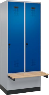 C+P Evolo Plus garderobekast, 2 vakken van elk 400 mm breed, sokkel, zwevende bank, B 800 x D 815 x H 1950 mm, draaischroef, blank aluminium/ gentiaanblauw