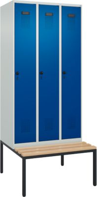C+P Evolo Plus garderobekast, 3 vakken, 300 mm vakbreedte, met bank eronder, B 900 x D 815 x H 2120 mm, draaigrendel, lichtgrijs/gentiaanblauw