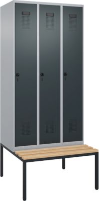 C+P Evolo Plus garderobekast, 3 vakken, 300 mm vakbreedte, met bank eronder, B 900 x D 815 x H 2120 mm, draaischroef, blank aluminium/antracietgrijs