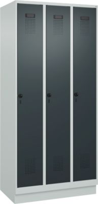 C+P Evolo Plus garderobekast, 3 vakken, 300 mm vakbreedte, met plint, rechts scharnier, soft-close, inbraakwerend, B 900 x D 500 x H 1950 mm, veiligheidsslot met draaigrendel, lichtgrijs RAL 7035/antracietgrijs RAL 7016