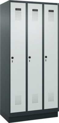C+P Evolo Plus garderobekast, 3 vakken, 300 mm vakbreedte, met plint, rechts scharnierend, soft-close, inbraakwerend, B 900 x D 500 x H 1950 mm, veiligheidsdraaigrendel, antracietgrijs RAL 7016/lichtgrijs RAL 7035