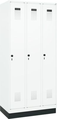 C+P Evolo Plus garderobekast, 3 vakken, 300 mm vakbreedte, met plint, rechts scharnierend, soft-close, inbraakwerend, B 900 x D 500 x H 1950 mm, veiligheidsdraaigrendel, verkeerswit RAL 9016/ verkeerswit RAL 9016