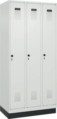 C+P Evolo Plus garderobekast, 3 vakken, 300 mm vakbreedte, met plint, rechts scharnierend, soft-close, inbraakwerend, B 900 x D 500 x H 1950 mm, veiligheidsslot espagnolet, lichtgrijs RAL 7035/lichtgrijs RAL 7035