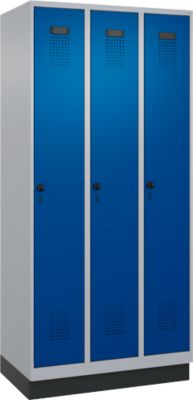 C+P Evolo Plus garderobekast, 3 vakken, 300 mm vakbreedte, met plint, rechts scharnierend, soft-close, inbraakwerend, B 900 x D 500 x H 1950 mm, veiligheidsslot met draaigrendel, alu wit RAL 9006/genziana blauw RAL 5010