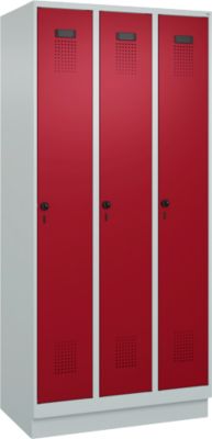 C+P Evolo Plus garderobekast, 3 vakken, 300 mm vakbreedte, met plint, rechts scharnierend, soft-close, inbraakwerend, B 900 x D 500 x H 1950 mm, veiligheidsslot met draaigrendel, lichtgrijs RAL 7035/ruwe rood RAL 3003