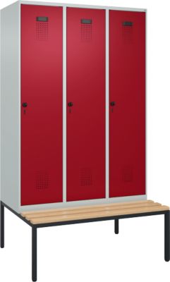 C+P Evolo Plus garderobekast, 3 vakken, 400 mm vakbreedte, met bank eronder, B 1200 x D 815 x H 2120 mm, draaigrendel, lichtgrijs/ruy rood
