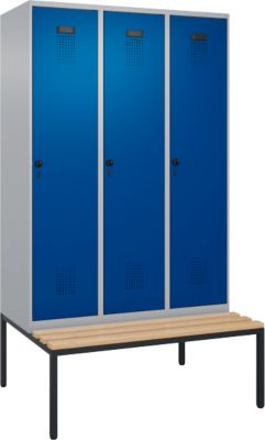 C+P Evolo Plus garderobekast, 3 vakken, 400 mm vakbreedte, met bank eronder, B 1200 x D 815 x H 2120 mm, draaischroef, blank aluminium/ gentiaanblauw