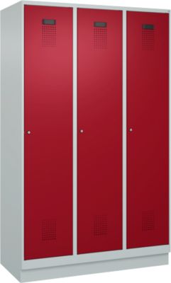 C+P Evolo Plus garderobekast, 3 vakken, 400 mm vakbreedte, met plint, rechts scharnierend, B 1200 x D 500 x H 1950 mm, cilinder, lichtgrijs/ruinrood