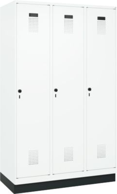 C+P Evolo Plus garderobekast, 3 vakken, 400 mm vakbreedte, met plint, rechts scharnierend, B 1200 x D 500 x H 1950 mm, draaigrendel, verkeerswit/verkeerswit