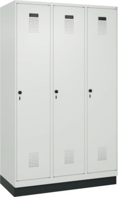 C+P Evolo Plus garderobekast, 3 vakken, 400 mm vakbreedte, met plint, rechts scharnierend, B 1200 x D 500 x H 1950 mm, draaischroef, lichtgrijs/lichtgrijs