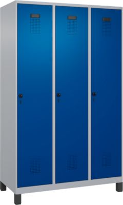 C+P Evolo Plus garderobekast, 3 vakken, 400 mm vakbreedte, met poten, rechts scharnierend, soft-close, inbraakwerend, B 1200 x D 500 x H 1950 mm, veiligheidsslot met draaigrendel, blank aluminium RAL 9006/genziana blauw RAL 5010
