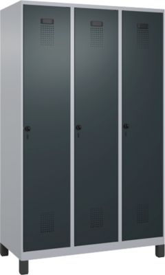 C+P Evolo Plus garderobekast, 3 vakken, 400 mm vakbreedte, met voetjes, rechts scharnierend, soft-close, inbraakwerend, B 1200 x D 500 x H 1950 mm, veiligheidsslot espagnolet, blank aluminium RAL 9006/antracietgrijs RAL 7016