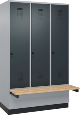 C+P Evolo Plus garderobekast, 3 vakken, elk 400 mm breed, sokkel, zwevende bank, B 1200 x D 815 x H 1950 mm, draaischroef, blank aluminium/antracietgrijs