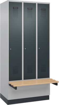 C+P Evolo Plus garderobekast, 3 vakken van elk 300 mm breed, sokkel, zwevende bank, B 900 x D 815 x H 1950 mm, cilinder, blank aluminium/antracietgrijs