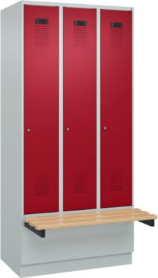 C+P Evolo Plus garderobekast, 3 vakken van elk 300 mm breed, sokkel, zwevende bank, B 900 x D 815 x H 1950 mm, cilinder, lichtgrijs/ruy rood