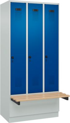 C+P Evolo Plus garderobekast, 3 vakken van elk 300 mm breed, sokkel, zwevende bank, B 900 x D 815 x H 1950 mm, draaigrendel, lichtgrijs/gentiaanblauw