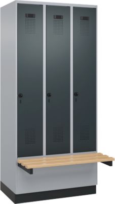 C+P Evolo Plus garderobekast, 3 vakken van elk 300 mm breed, sokkel, zwevende bank, B 900 x D 815 x H 1950 mm, draaischroef, blank aluminium/antracietgrijs