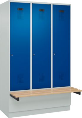 C+P Evolo Plus garderobekast, 3 vakken van elk 400 mm breed, sokkel, zwevende bank, B 1200 x D 815 x H 1950 mm, cilinder, lichtgrijs/gentiaanblauw