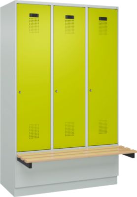 C+P Evolo Plus garderobekast, 3 vakken van elk 400 mm breed, sokkel, zwevende bank, B 1200 x D 815 x H 1950 mm, cilinder, lichtgrijs/kleedgroen