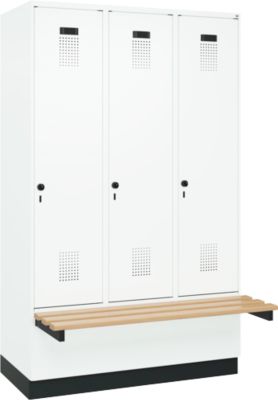 C+P Evolo Plus garderobekast, 3 vakken van elk 400 mm breed, sokkel, zwevende bank, B 1200 x D 815 x H 1950 mm, draaibare grendel, verkeerswit/verkeerswit