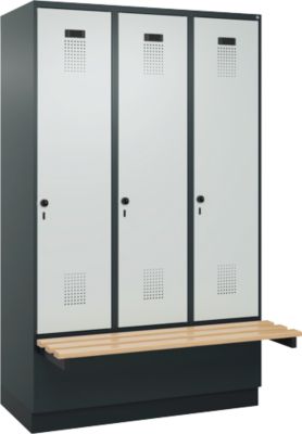 C+P Evolo Plus garderobekast, 3 vakken van elk 400 mm breed, sokkel, zwevende bank, B 1200 x D 815 x H 1950 mm, draaischroef, antracietgrijs/lichtgrijs