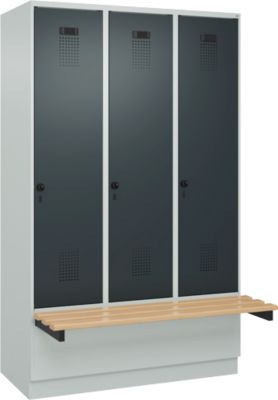 C+P Evolo Plus garderobekast, 3 vakken van elk 400 mm breed, sokkel, zwevende bank, B 1200 x D 815 x H 1950 mm, draaischroef, lichtgrijs/antracietgrijs