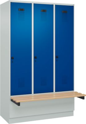 C+P Evolo Plus garderobekast, 3 vakken van elk 400 mm breed, sokkel, zwevende bank, B 1200 x D 815 x H 1950 mm, draaischroef, lichtgrijs/gentiaanblauw