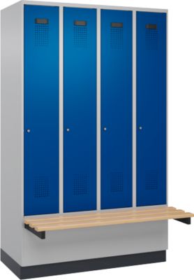 C+P Evolo Plus garderobekast, 4 vakken van elk 300 mm breed, sokkel, zwevende bank, B 1200 x D 815 x H 1950 mm, cilinder, blank aluminium/ gentiaanblauw