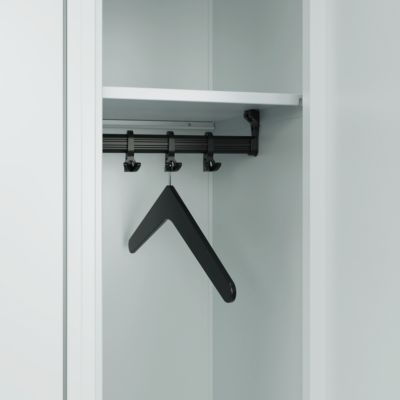 Cintre C+P, bois dur, suspension avec broche d'hôtel, laqué, L 420 x P 8 x H 174 mm, noir