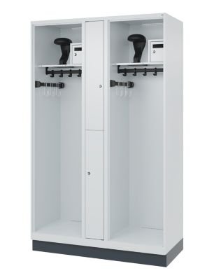 Feuerwehrspind C+P Evolo Maxi, 4 Abteile für 2 Personen, mit Helmhalter, mit Sockel, B 1200 x T 500 x H 1950 mm, RAL 7035 Lichtgrau/RAL 7016 Anthrazitgrau