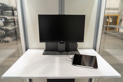 Funktionstisch Kleusberg für CoWoCube® 2, inkl. Monitorhalterung & Steckdosen, Wandmontage, höhenverstellbar, B 610 x T 1000 x H 574-1237 mm, weiß