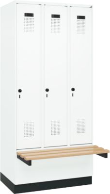 Garderobekast C+P Evolo Plus, 3 vakken van elk 300 mm breed, sokkel, zwevende bank, B 900 x D 815 x H 1950 mm, draaigrendel, verkeerswit/verkeerswit