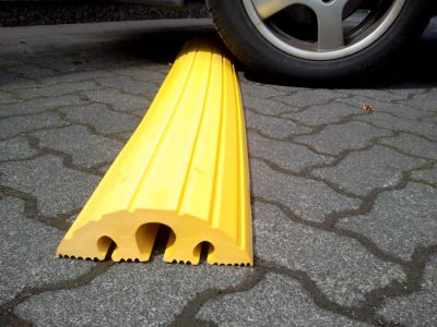 Kabelbrücke, PVC, 1 Kanal Ø 40 mm + 2 Kanäle Ø 20 mm, bis 30 t, L 1500 x B 200 x H 60 mm