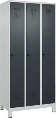 Kleiderspind C+P Evolo Plus, 3 Abteile, 300 mm Abteilbreite, mit Füßen, Drehriegel, B 900 x T 500 x H 1950 mm, lichtgrau/anthrazitgrau