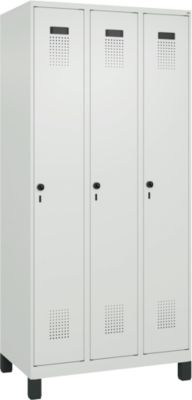 Kleiderspind C+P Evolo Plus, 3 Abteile, 300 mm Abteilbreite, mit Füßen, Drehriegel, B 900 x T 500 x H 1950 mm, lichtgrau/lichtgrau